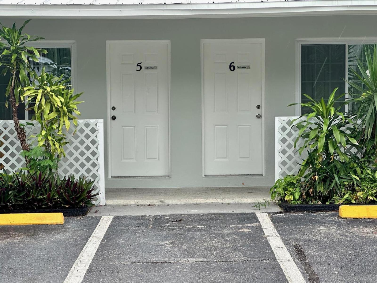 Conty'S Motel Naples Manor Exterior foto
